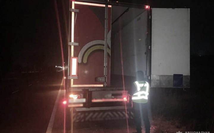 ​На Кіровоградщині затримали злодіїв, які обкрадали фури з гуманітарною допомогою під час руху