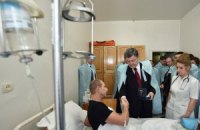 Порошенко наградил часами раненых под Дебальцево бойцов