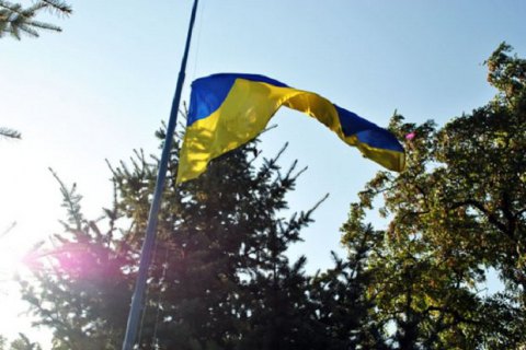 Пьяный житель Старобельска снял флаг со здания местной прокуратуры