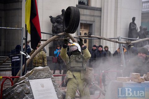 В ходе потасовки у Рады пострадал правоохранитель