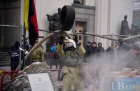 В ходе потасовки у Рады пострадал правоохранитель
