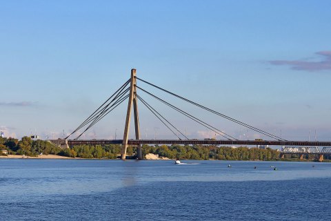 Спасатели сняли с Северного моста в Киеве шестерых детей 