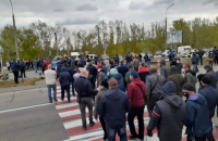 Около 250 фермеров перекрыли дорогу в Херсонской области, требуя возобновить работу рынков