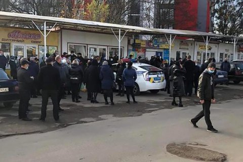 Во Львове с утра полицейские дежурят у самых больших рынков