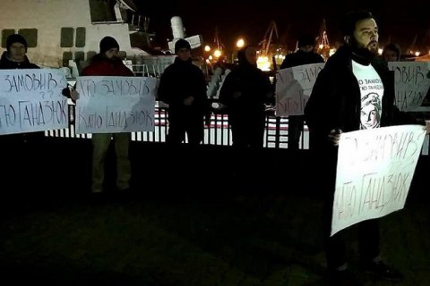 Двух активистов с плакатом "Кто заказал Катю Гандзюк?" задержали возле американского эсминца в Одессе 