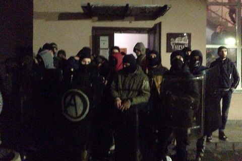 Правые радикалы напали на офис левых радикалов во Львове