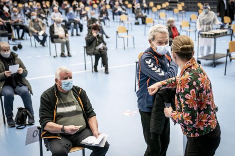 В мире сделано почти 1 млрд прививок от ковида - Bloomberg 