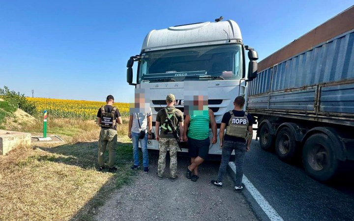 На Одещині спіймали ухилянта, який сховався у вантажівці