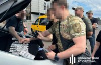 На Донеччині директор БФ допомагав виїжджати чоловікам за кордон під виглядом волонтерів