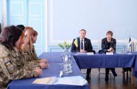 Президент Эстонии встретилась с украинскими женщинами-военнослужащими