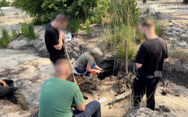 За місяць поліція вилучила на Рівненщині 52 кг незаконного видобутого бурштину