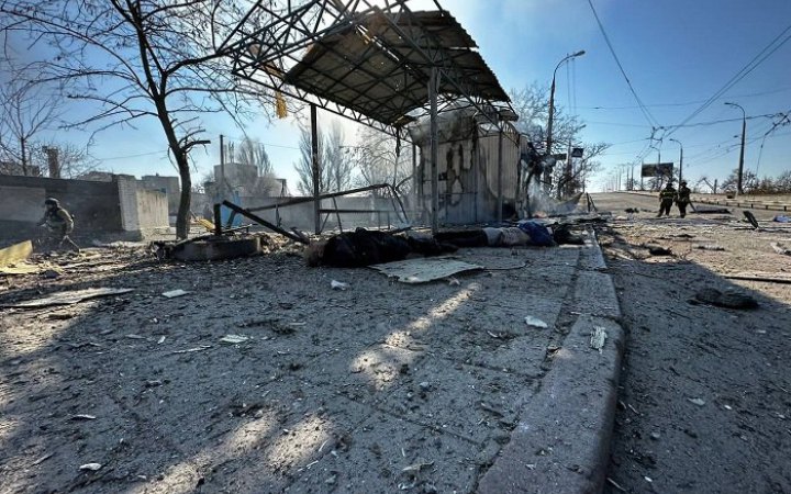 Унаслідок обстрілу зупинки у Херсоні загинули четверо людей