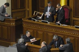 Оппозиция заблокировала трибуну Рады