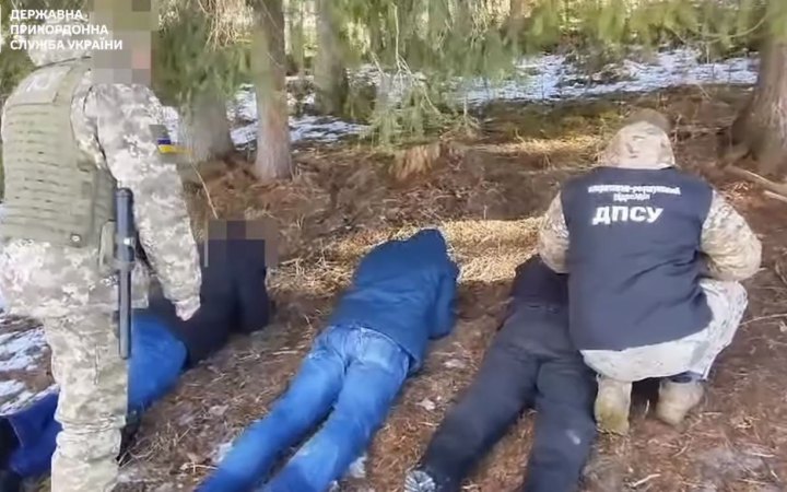 На Буковині біля кордону бійці ДПСУ затримали групу чоловіків