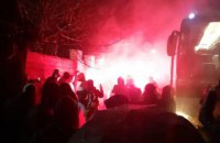 Під будинок Порошенка в Козині привезли "тітушок"