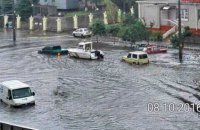По затопленным из-за дождя улицам Одессы проплыл катер