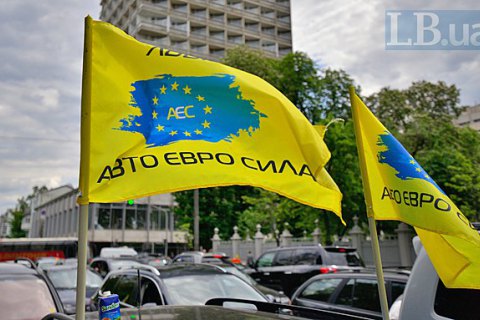 Митинг за еврономера второй день подряд перекрыл улицу Грушевского в Киеве