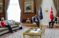 Ассоциации по защите прав женщин собирают подписи за отставку президента Евросовета из-за "Софагейта"