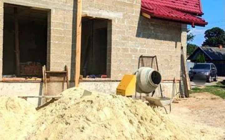 Заступник командира військової частини у Львівській області примушував підлеглих будувати йому хату