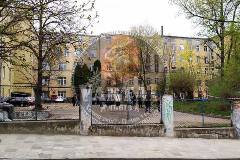 Из-за взрыва возле львовской больницы погиб человек