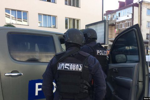 В Грузии всех захваченных в банке заложников освободили, террорист скрылся с деньгами