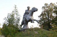 В Волновахе снесли памятник Чапаеву, "переодетый" в козака