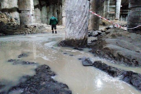 Из-за ночного ливня в Киеве на Почтовой площади снова подтопило раскопки