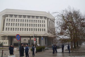 СБУ розслідує захоплення адмінбудівель у Криму як теракт