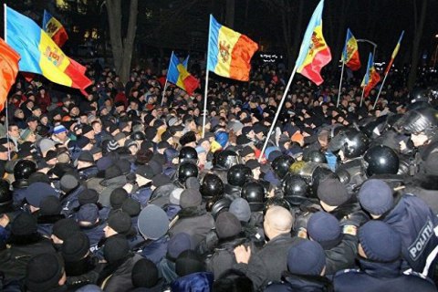 При штурме парламента Молдовы пострадали 15 человек