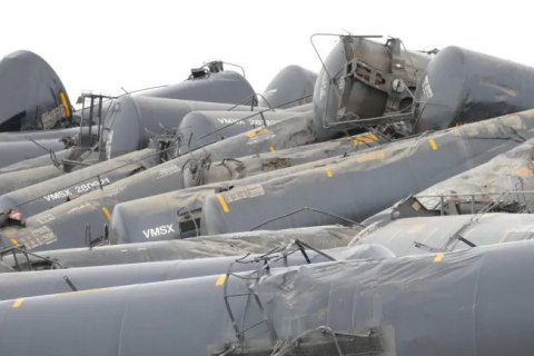 37 вагонов с нефтью сошли с рельсов в Канаде