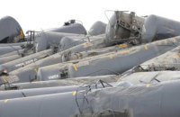 37 вагонов с нефтью сошли с рельсов в Канаде
