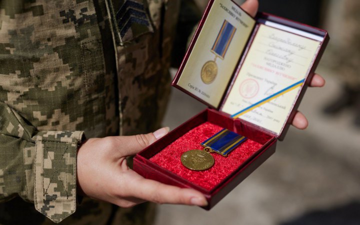 Президент відзначив державними нагородами понад 130 захисників та захисниць України