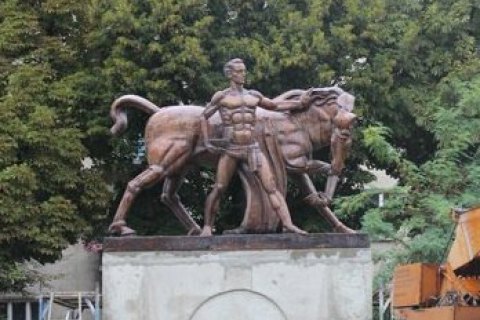 Во Львове открыли памятник ветеринару-"культуристу"