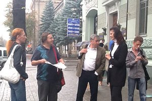 Оппозиция просит власть прекратить давление на издание Авакова