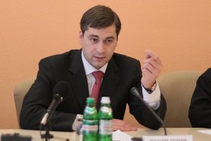 Кум Табачника обещает больше не раздавать лекарства со своим фото