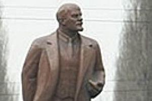 Вандалы повредили памятник Ленину в Киеве