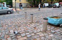 Мешканці Андріївського узвозу відмовилися взяти на себе часткові витрати на обслуговування болардів