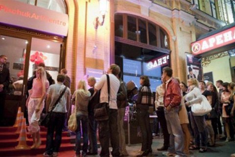 В столичном арт-центре занимались публичным сексом