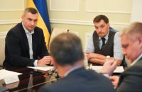 Гончарук собрал совещание из-за "скворечника" на крыше дома на Майдане