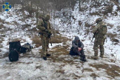 В Черновицкой, Харьковской и Сумской областях СБУ задержала дельцов, переправлявших нелегалов через границу