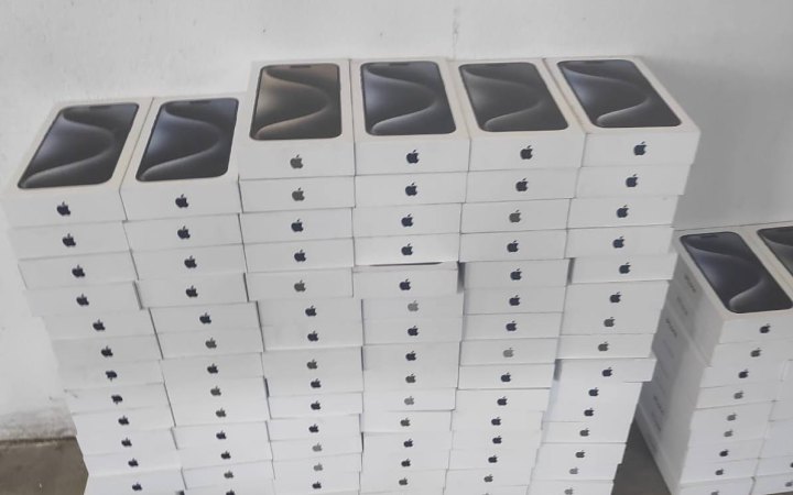 Українські прикордонники "накрили" масштабну контрабанду техніки Apple та Xiaomi