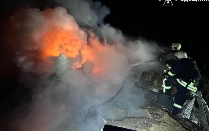 Росіяни вдарили по енергетичній інфраструктурі Одещини, виникли пожежі