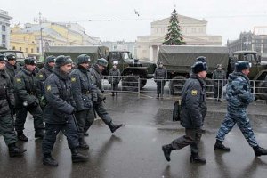 Оппозиционеров на митинге в Москве окружили омоновцы