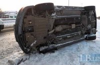 Грузовик протаранил BMW 7, пока его водитель помогал женщине