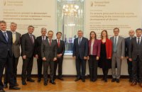 НБУ рассказал послам G7 и МВФ о рисках "резонансных судебных решений"