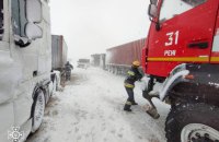 Понад 2000 населених пунктів у 16 областях знеструмлені внаслідок негоди, замети сягають до двох метрів