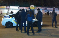 У станции метро "Нивки" в Киеве разгромили лотерейные киоски (обновлено)