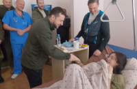 Зеленський відвідав у лікарні родину, яка потрапила під обстріл, покидаючи Ворзель