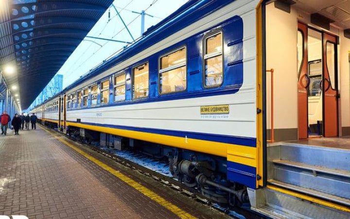 Укрзалізниця залишила до ранку понеділка безкоштовний вхід до платних залів очікування