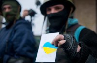 На Майдане девушки поздравляли бойцов Самообороны революционными "валентинками"